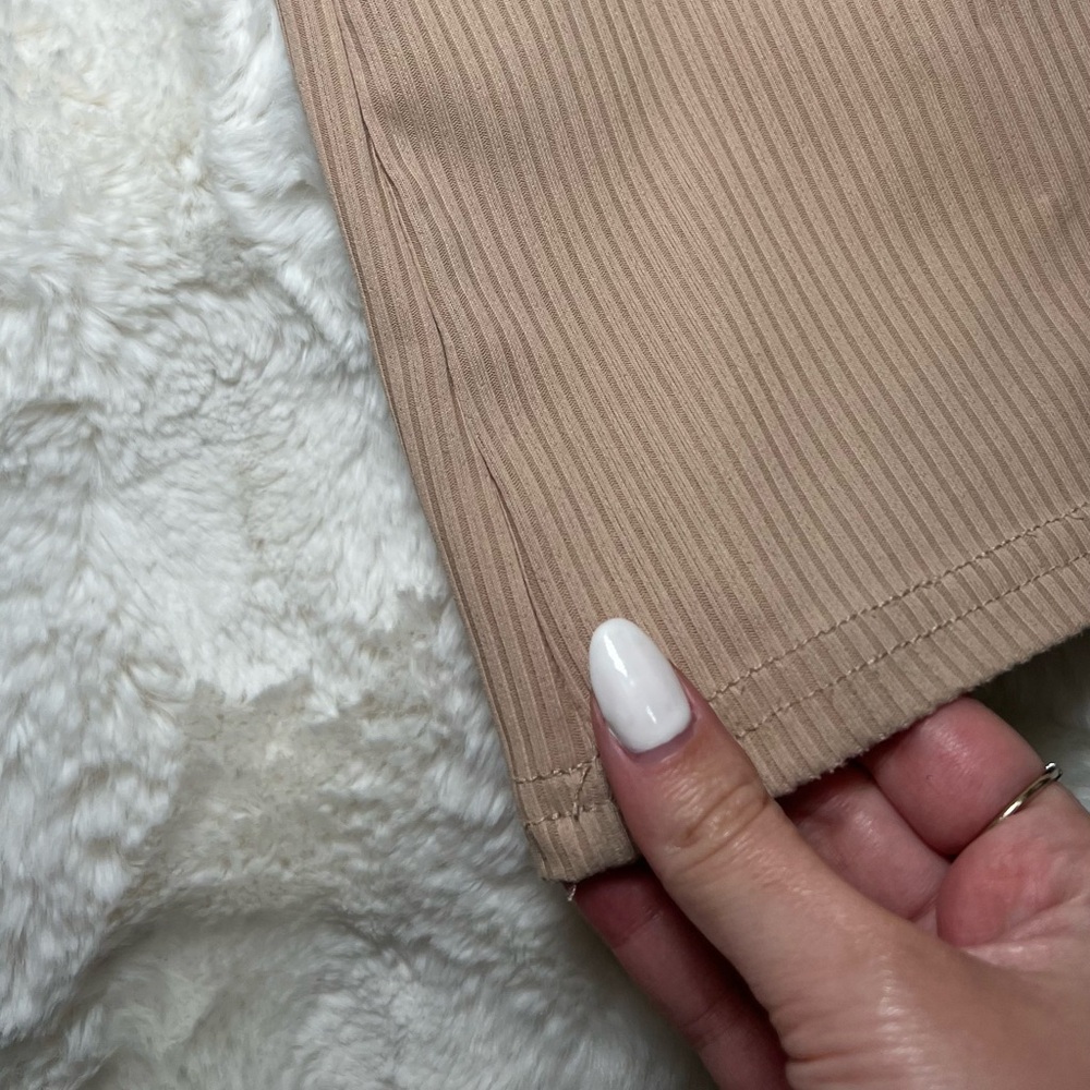 Tan Skinny High-Waisted Leggings with Form-Fitting Stretch - Picture 5 of 6